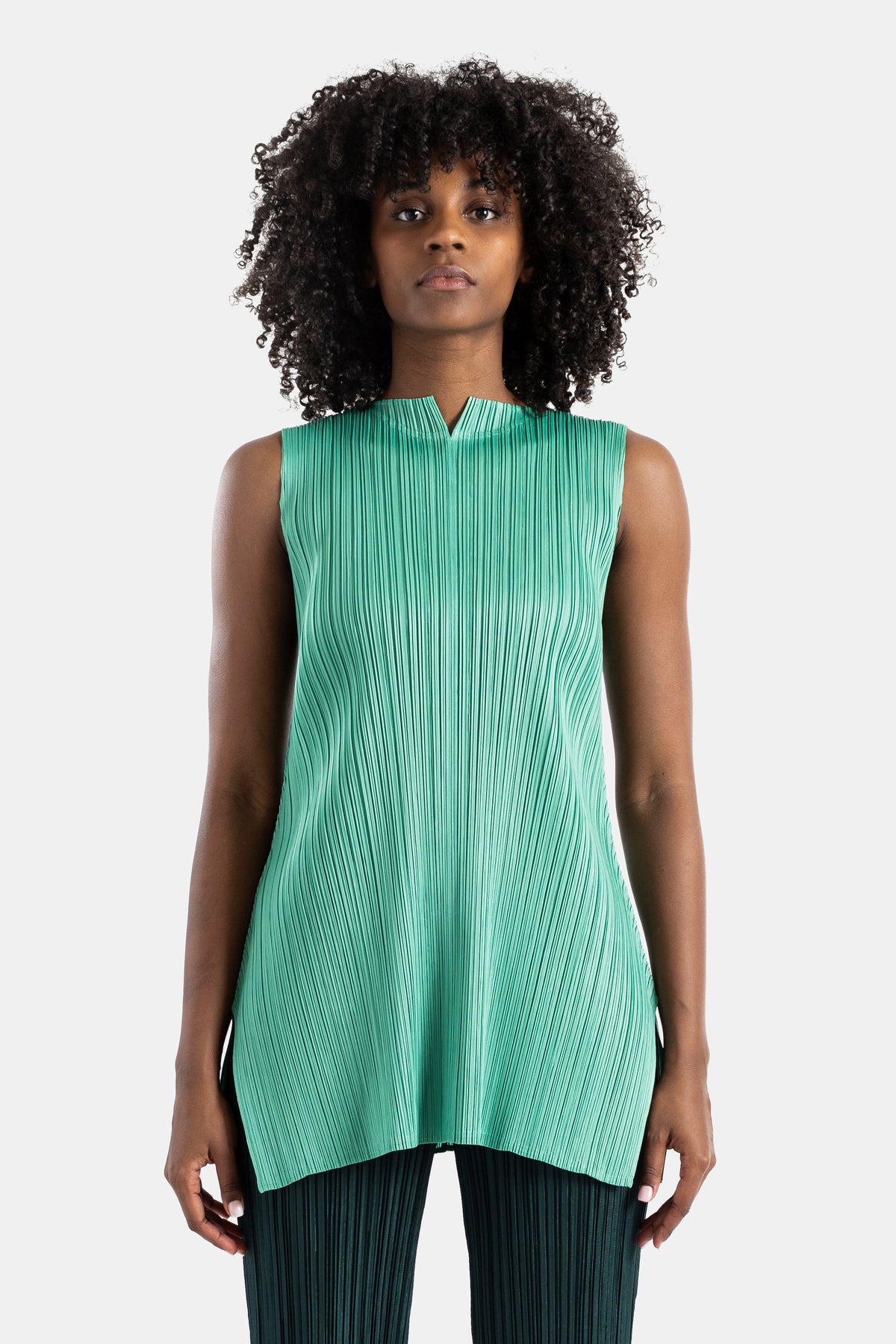 Pleats Please Issey Miyake tunique longue plissée vert jade sans manches col V SS26 silhouette fluide