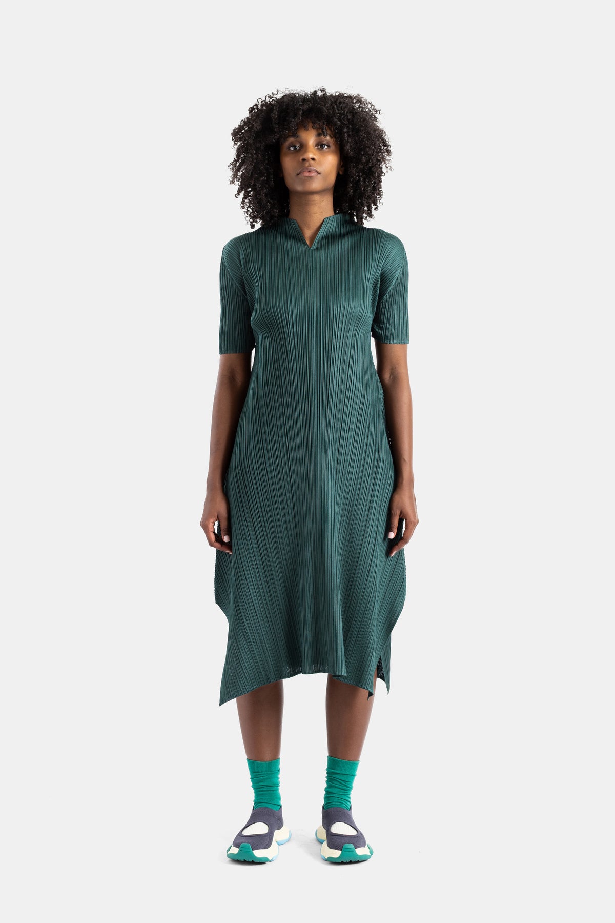 Pleats Please Issey Miyake robe midi plissée vert sapin col montant coupe évasée asymétrique SS26