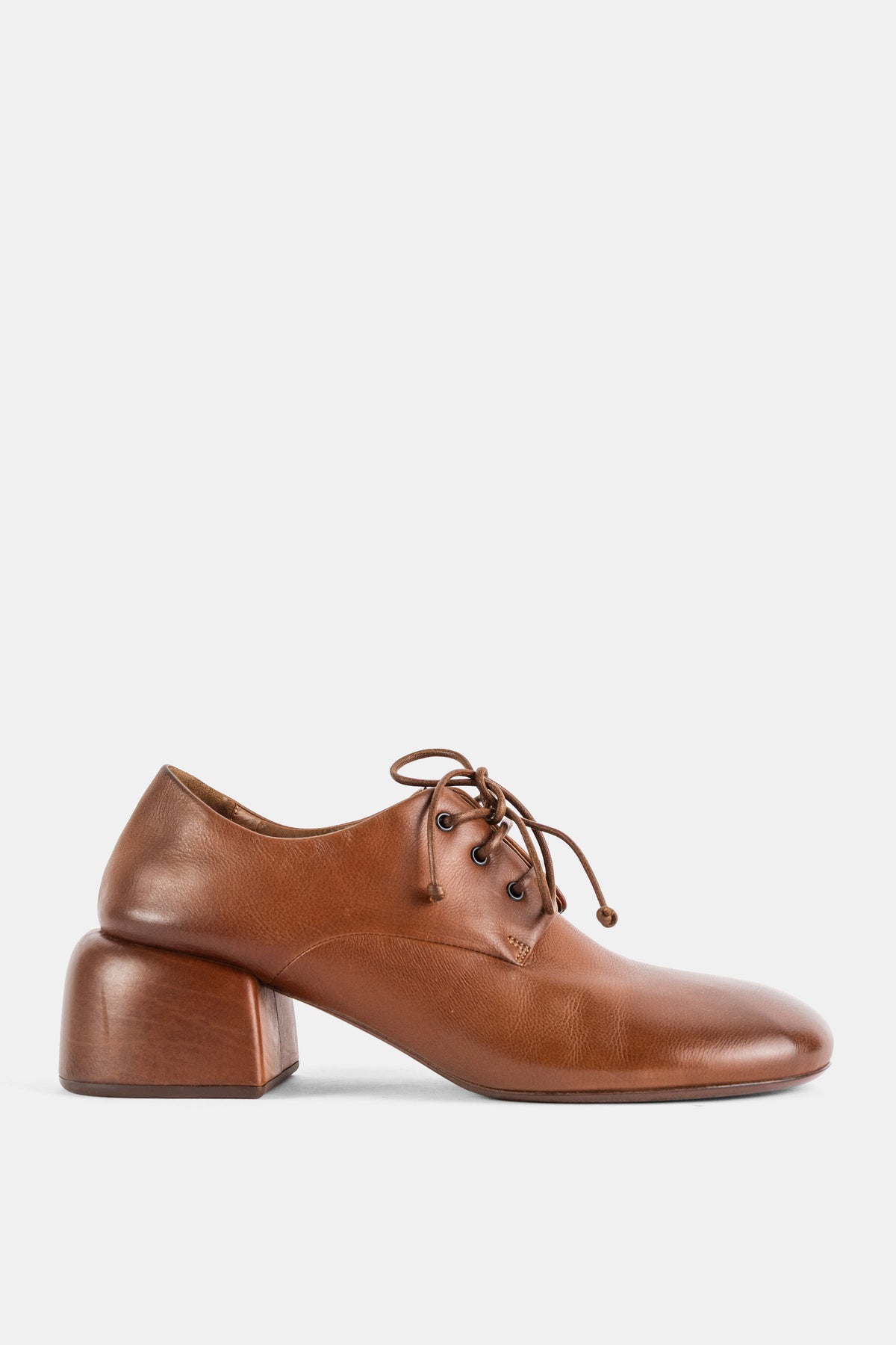 Basata derbies à talon bloc cuir lisse marron noisette lacets ronds silhouette minimaliste SS26 femme