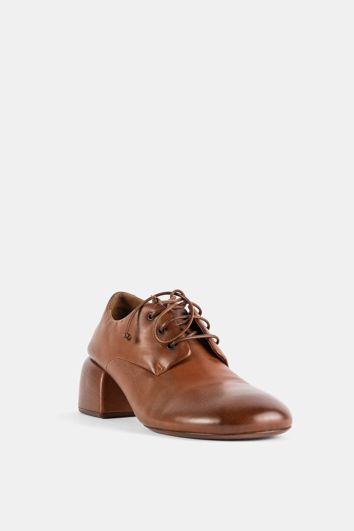 Derbies à talon bloc en cuir lisse marron noisette Basata