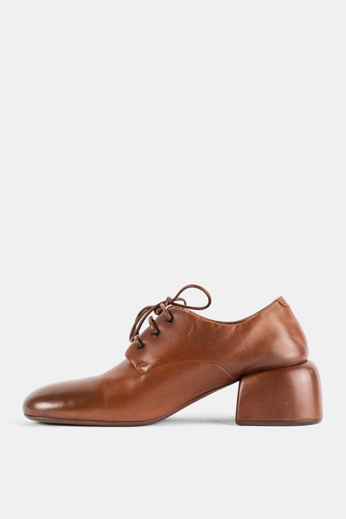 Derbies à talon bloc en cuir lisse marron noisette Basata