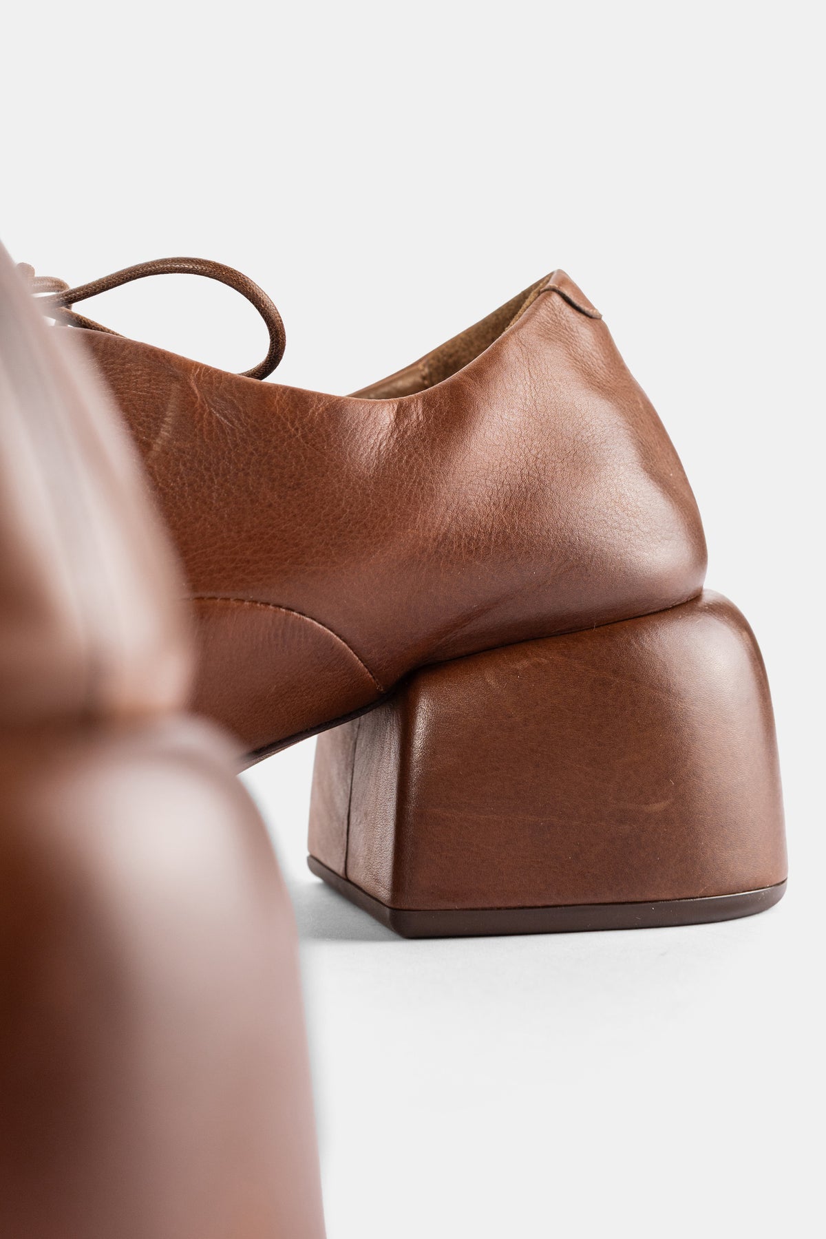 Derbies à talon bloc en cuir lisse marron noisette Basata