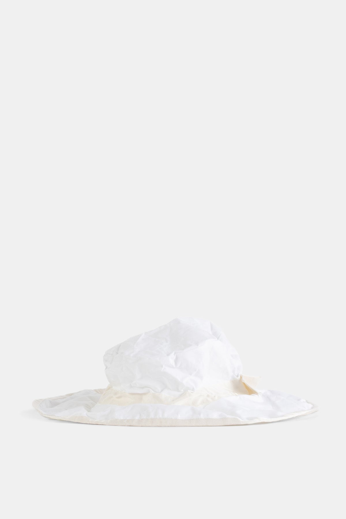 Scha canotier large coton froissé blanc écru volume sculpté bord plat chapeau femme luxe SS26