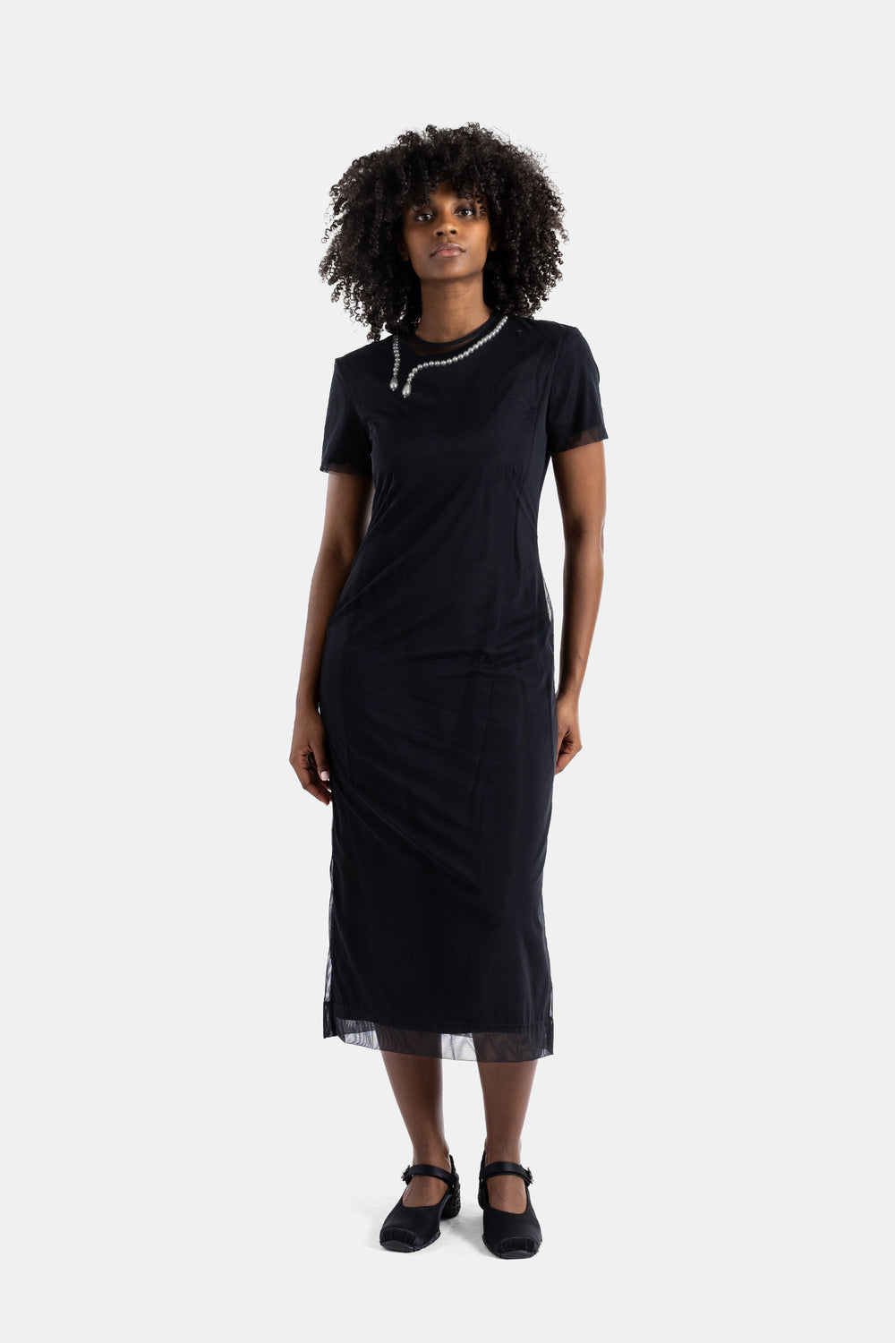 Simone Rocha robe midi noire portée de face collier perles grises superposition tulle femme SS26