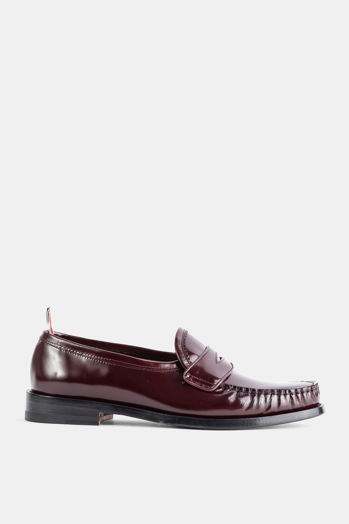 Thom Browne mocassins penny loafer en cuir verni bordeaux bout carré sellerie plissée collection femme