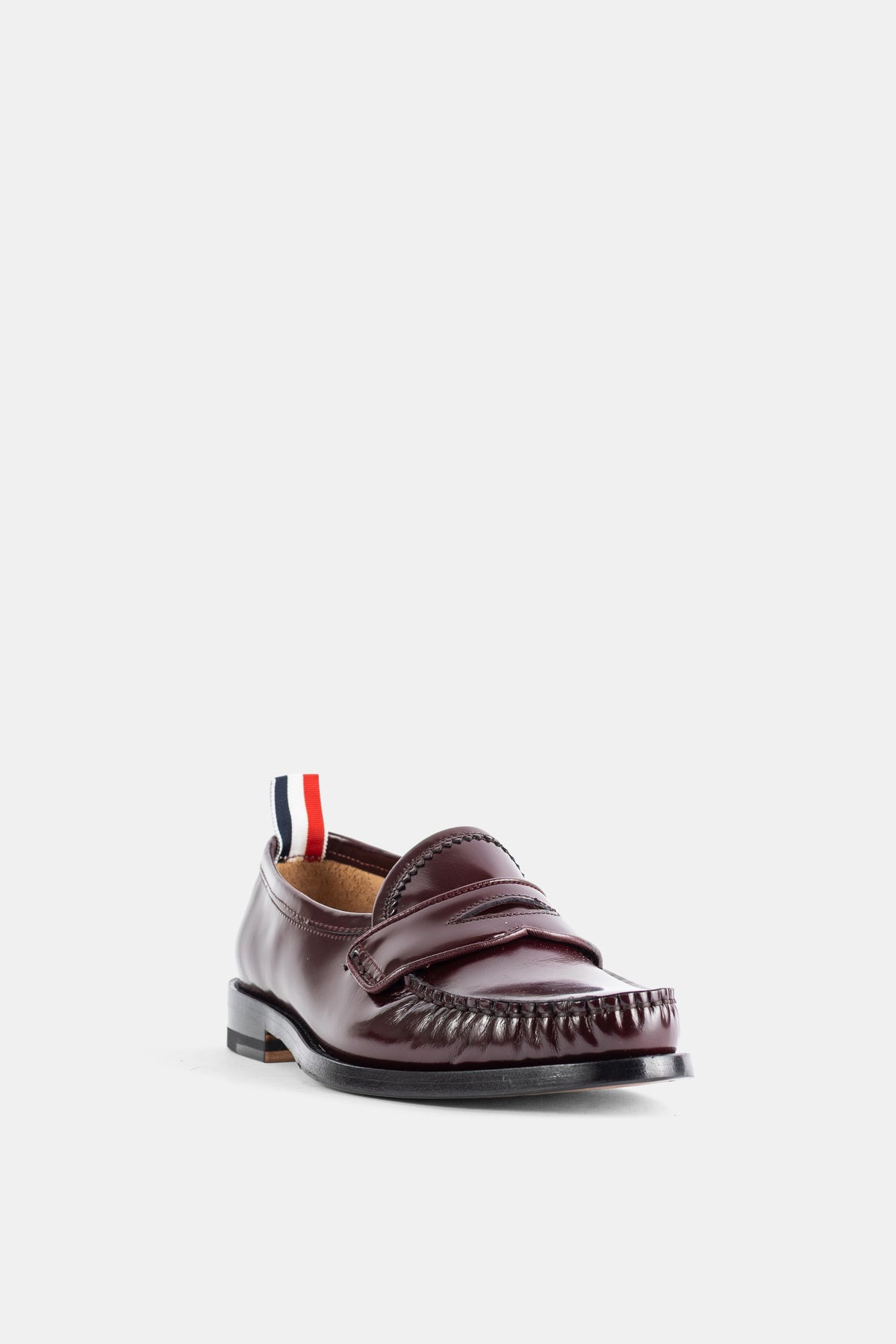 Thom Browne loafer femme bordeaux verni bande tricolore au talon semelle noire FW26
