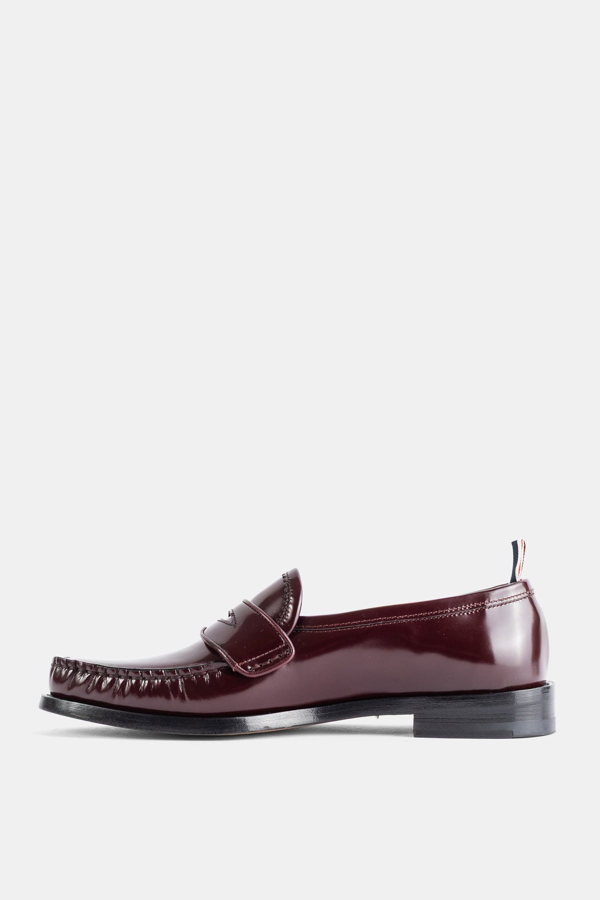 Thom Browne mocassin penny loafer profil latéral cuir verni bordeaux semelle cuir noire finition haute brillance