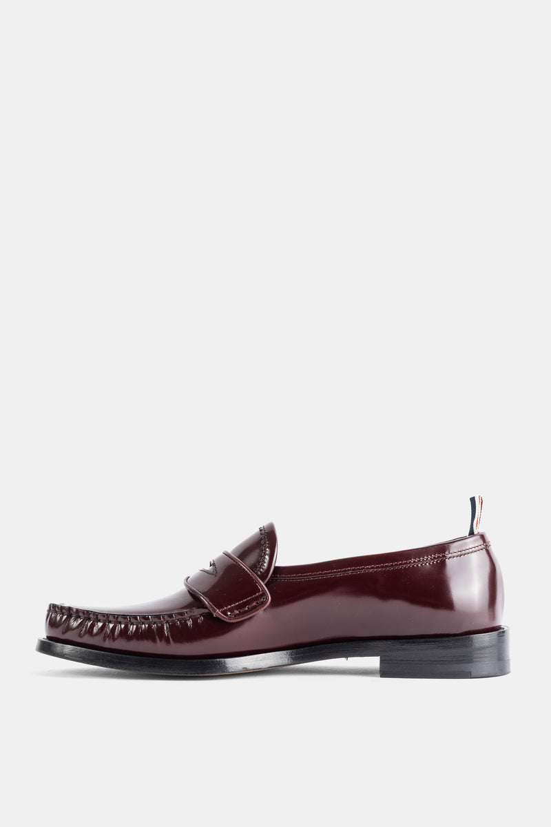 Thom Browne mocassin penny loafer profil latéral cuir verni bordeaux semelle cuir noire finition haute brillance