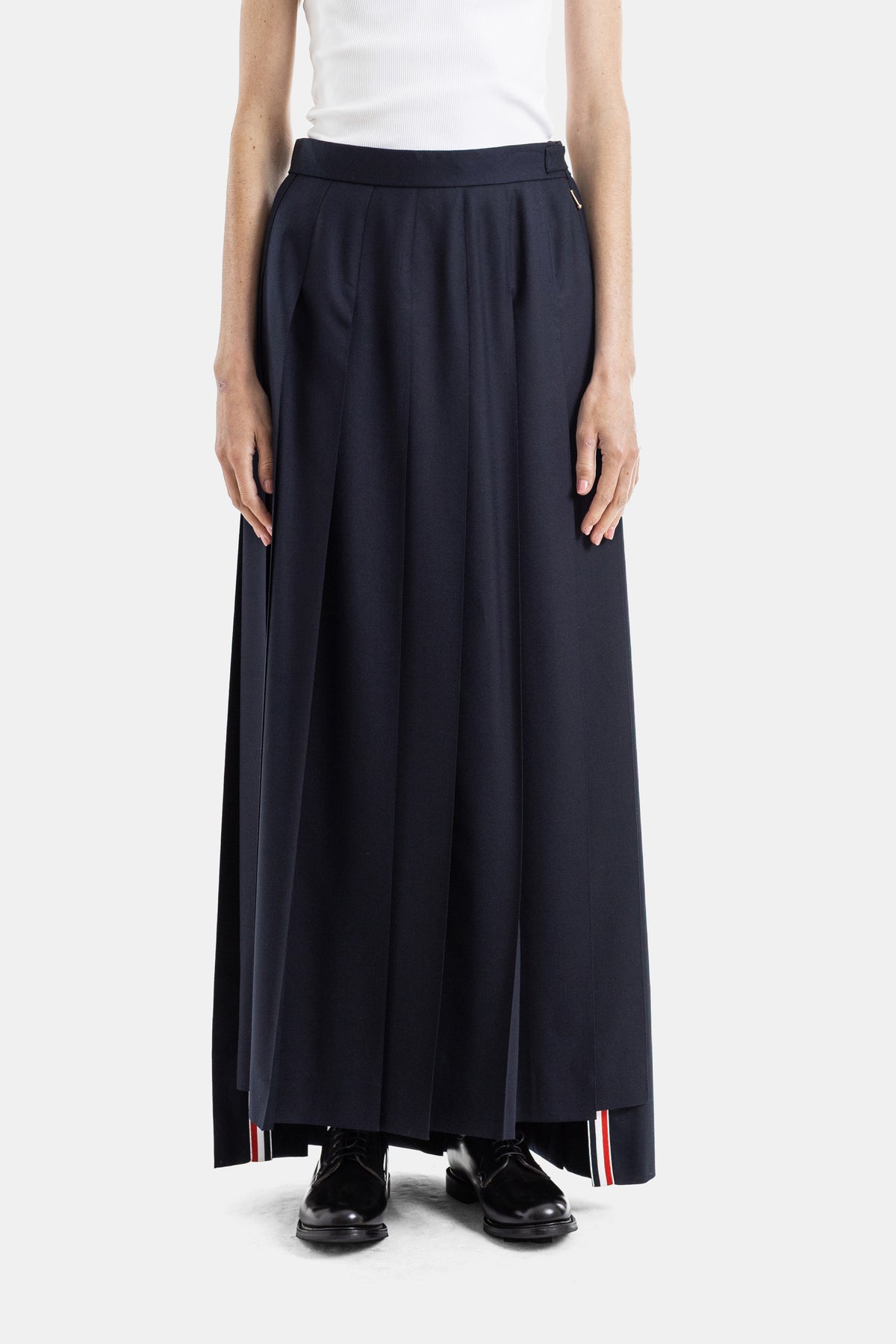 Thom Browne jupe longue plissée twill de laine navy coupe évasée détail rayures tricolores ourlet SS26