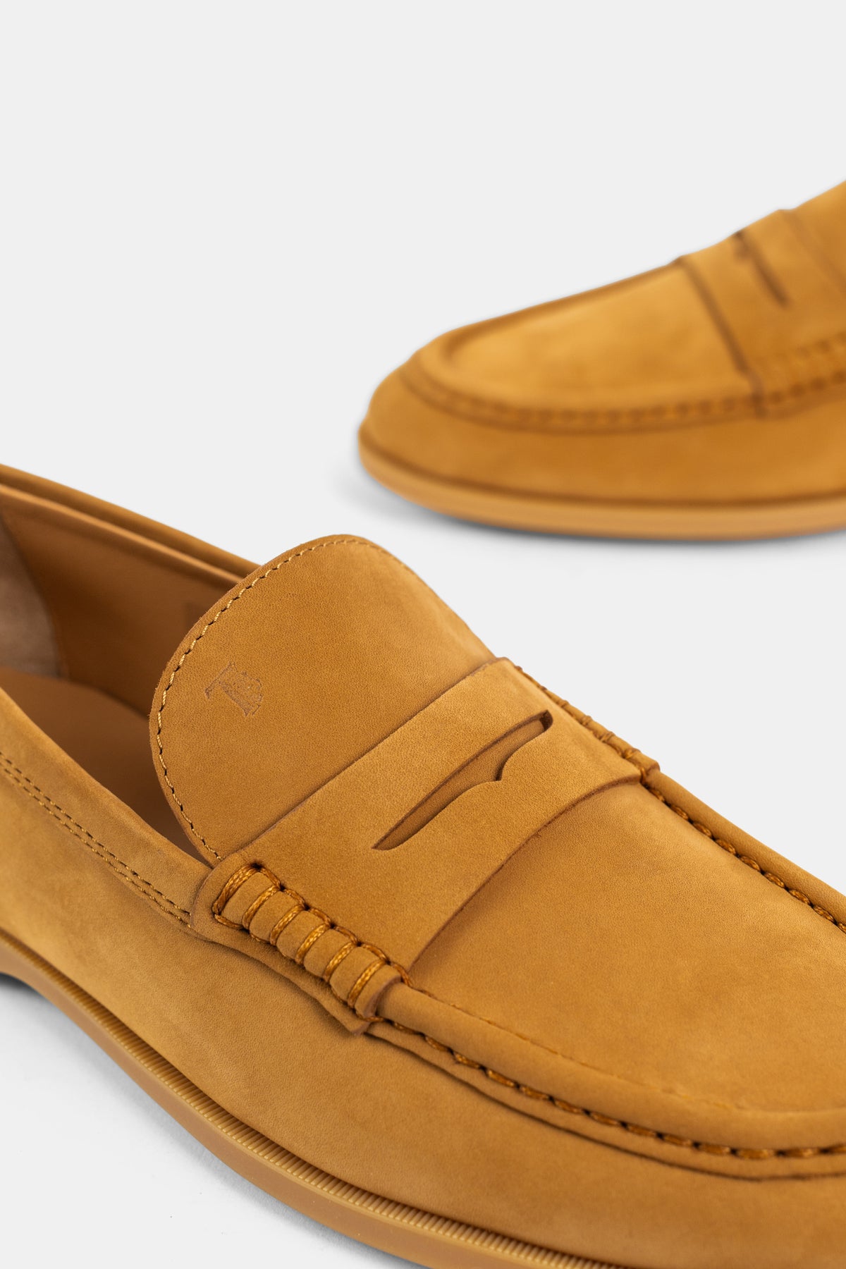 Mocassin en Nubuck Camel à Applique Classique