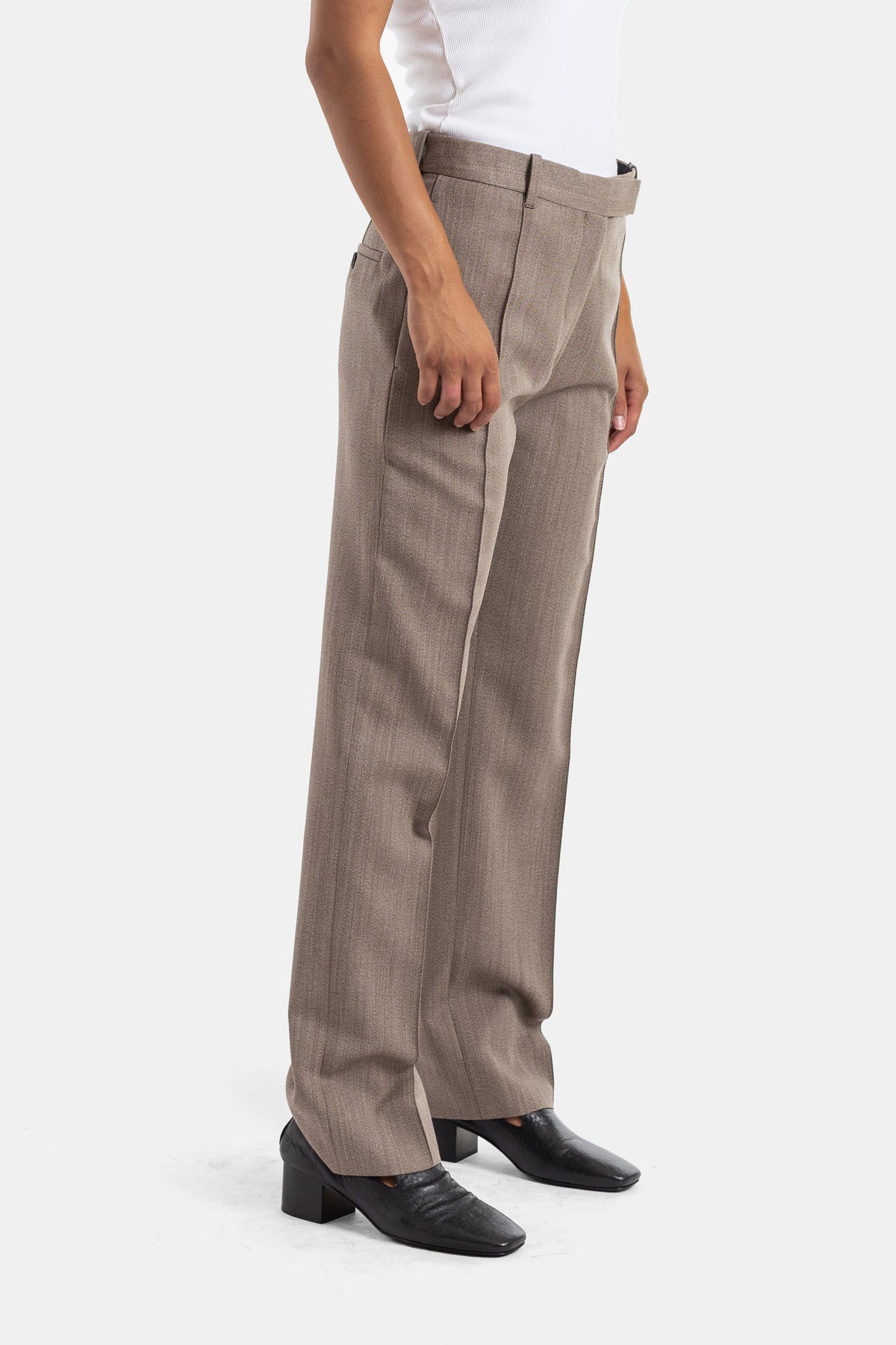 Zijaanzicht van Studio Nicholson pantalon met tailleband, persvouw en flanel in gemêleerd taupe voor dames
