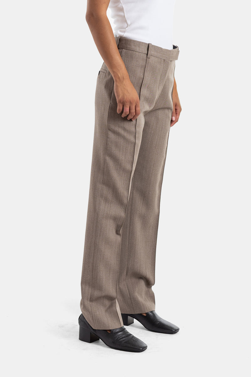 Zijaanzicht van Studio Nicholson pantalon met tailleband, persvouw en flanel in gemêleerd taupe voor dames