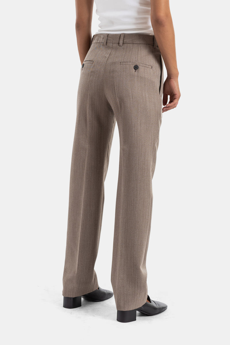 Achterkant Studio Nicholson pantalon met knoop- en paspelzakken in gemêleerd taupe met rechte pijpen voor dames