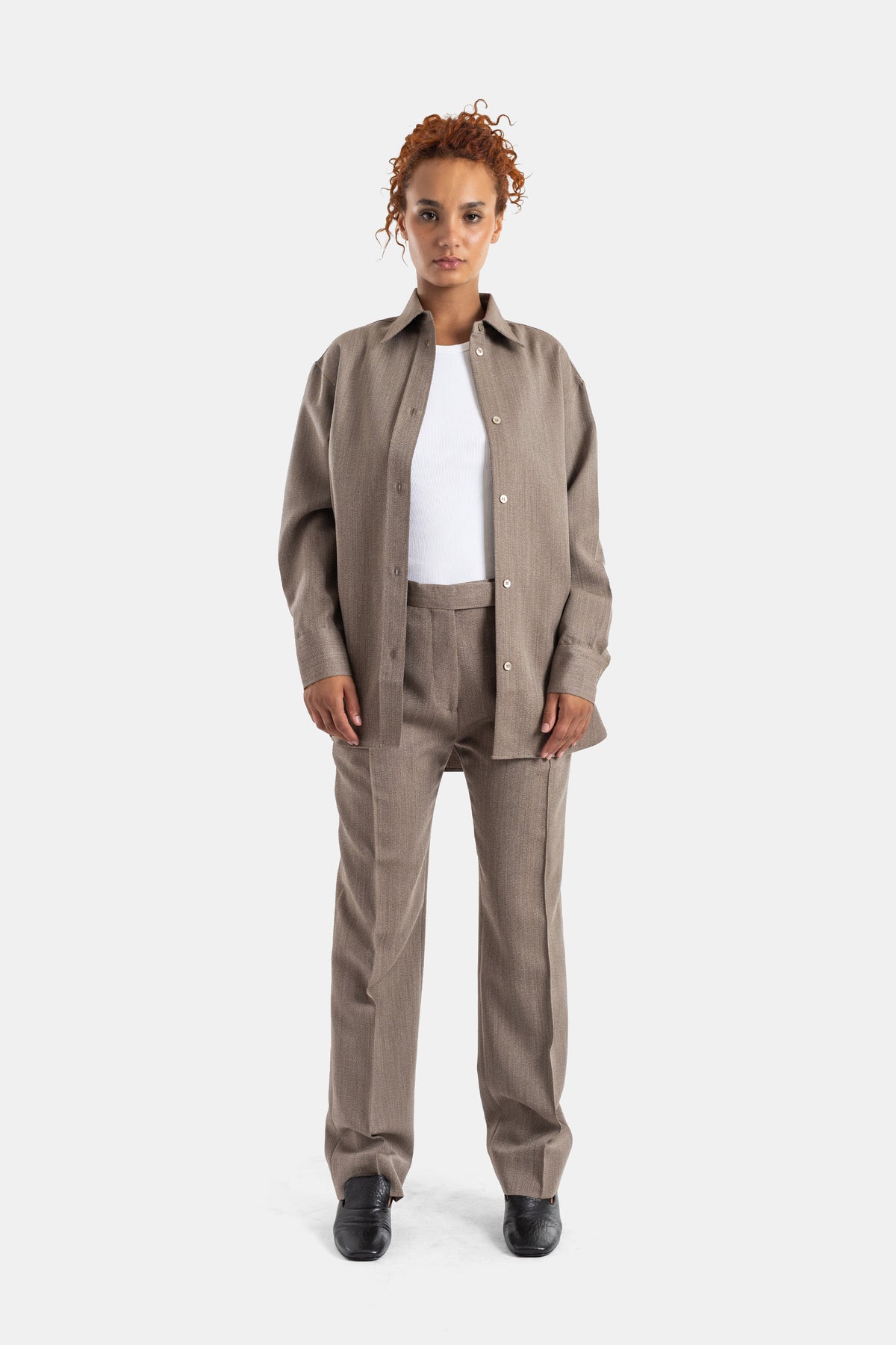 Studio Nicholson set van oversized overhemd en pantalon in gemêleerd taupe gedragen met witte top voor dames