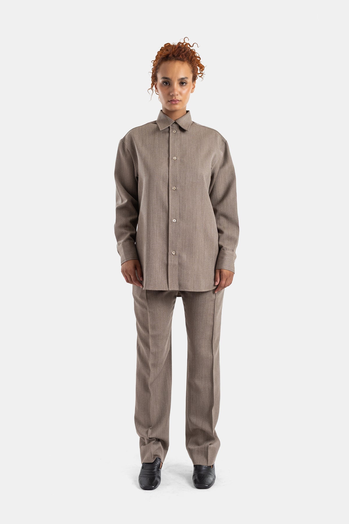 Meliertes Studio Nicholson Hemd in Taupe mit passender Hose für einen eleganten monochromen Damen-Look.