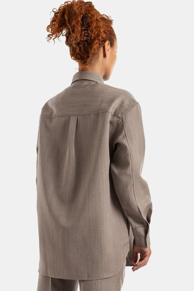 Rückansicht des langen Studio Nicholson Oversize-Damenhemds in Taupe mit Quetschfalte und Schulterpasse.