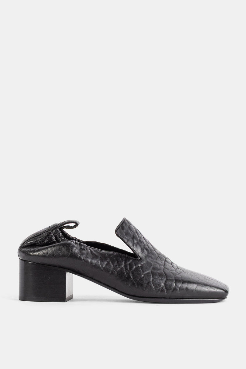 Studio Nicholson Moon Pumps aus schwarzem Knautschleder mit Blockabsatz, Karree-Zehe und Fersenausschnitt.