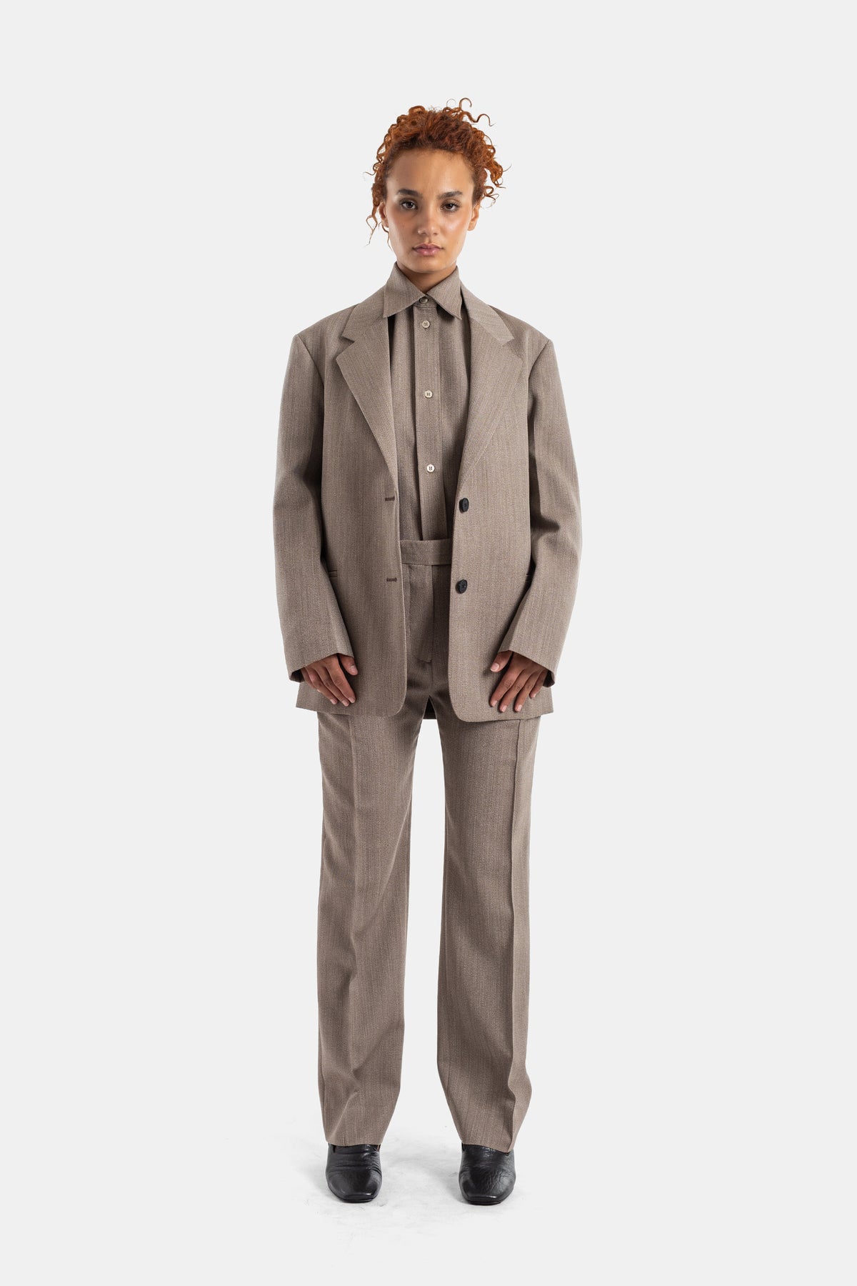 Studio Nicholson Blazer in Taupe Meliert getragen mit passendem Hemd für einen strukturierten Damen-Look.