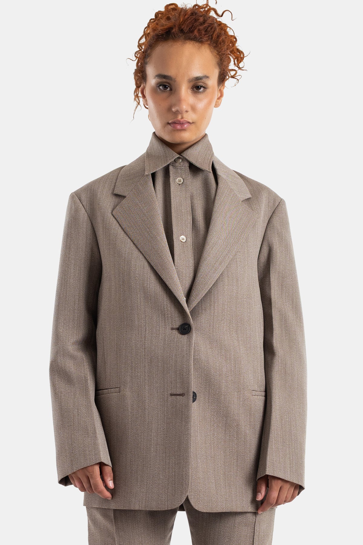 Studio Nicholson Oversize-Blazer mit fallendem Revers aus melierter Wolle in Taupe, fließender weiter Schnitt.