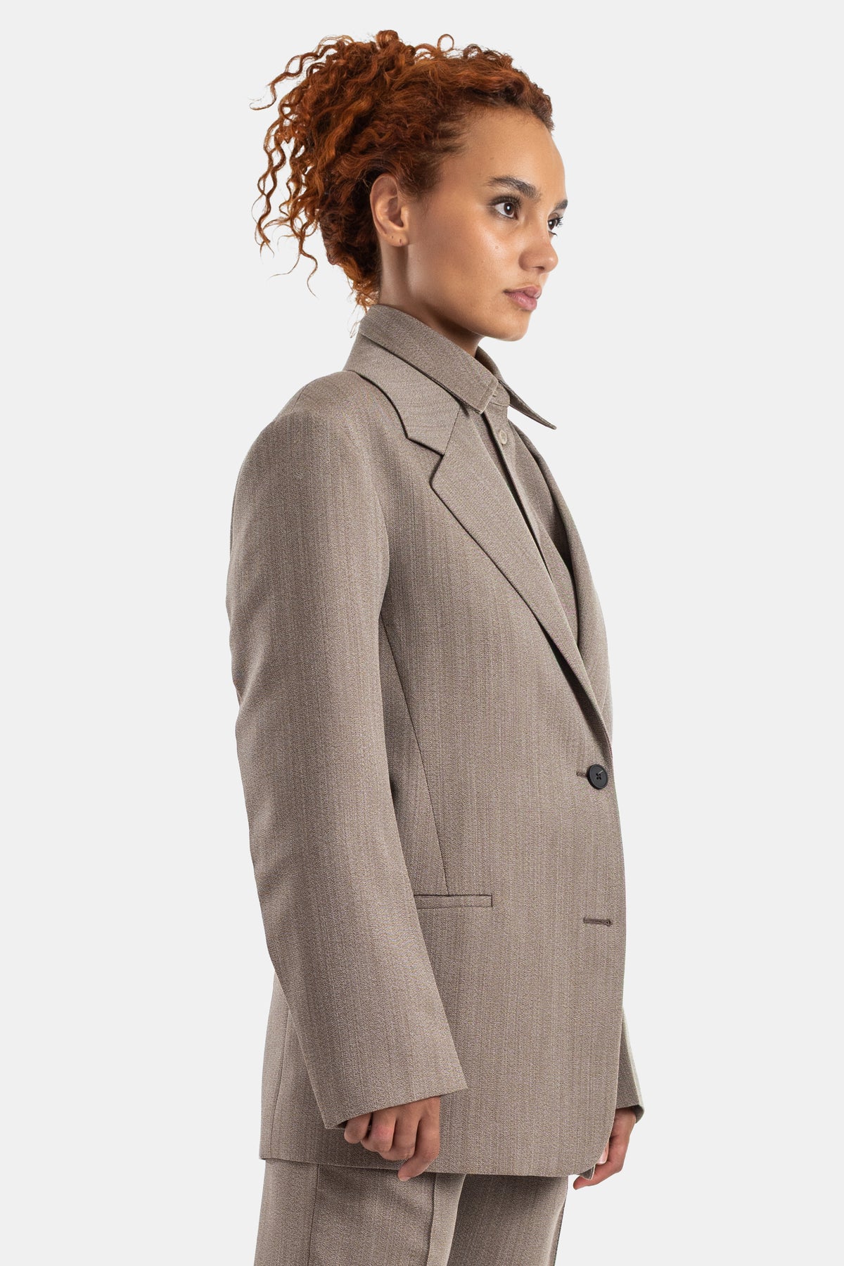 Studio Nicholson Damen-Blazer in Taupe Meliert von der Seite, mit einem Knopf und Oversize-Silhouette.