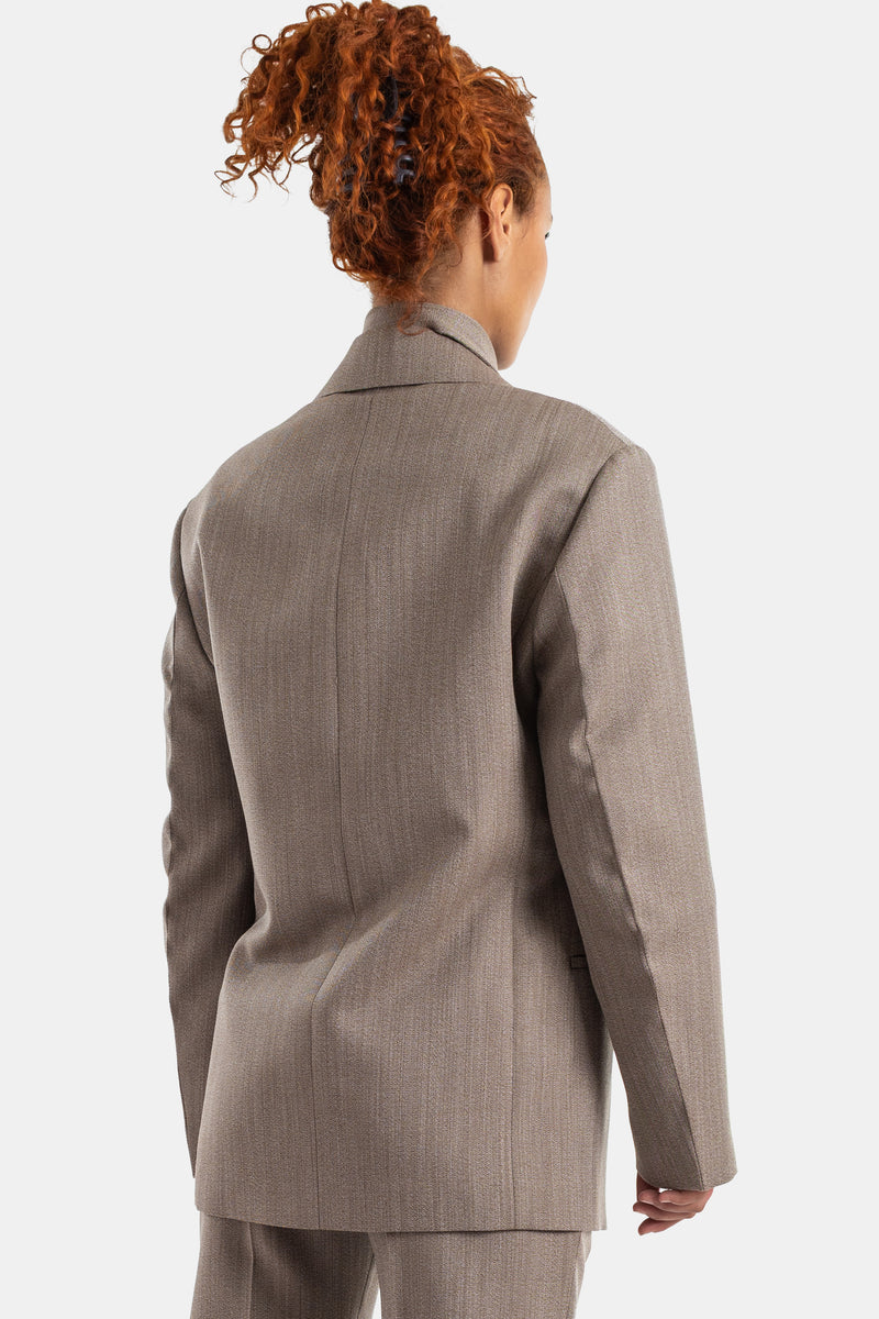 Studio Nicholson Blazer in Taupe Meliert von hinten gesehen, mit Mittelnaht und fallendem Revers für Damen.