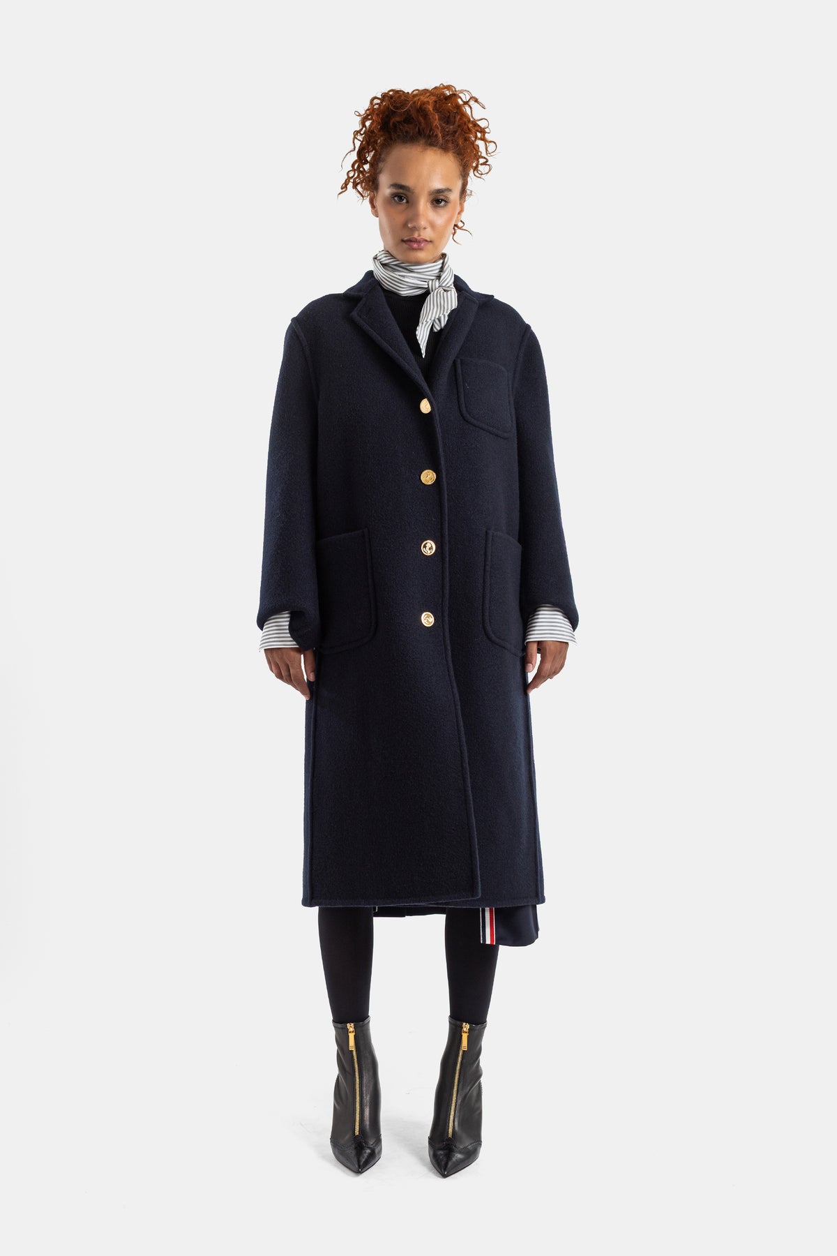 Thom Browne manteau oversize en laine bouillie bleu marine, col tailleur et boutons dorés, coupe longue femme