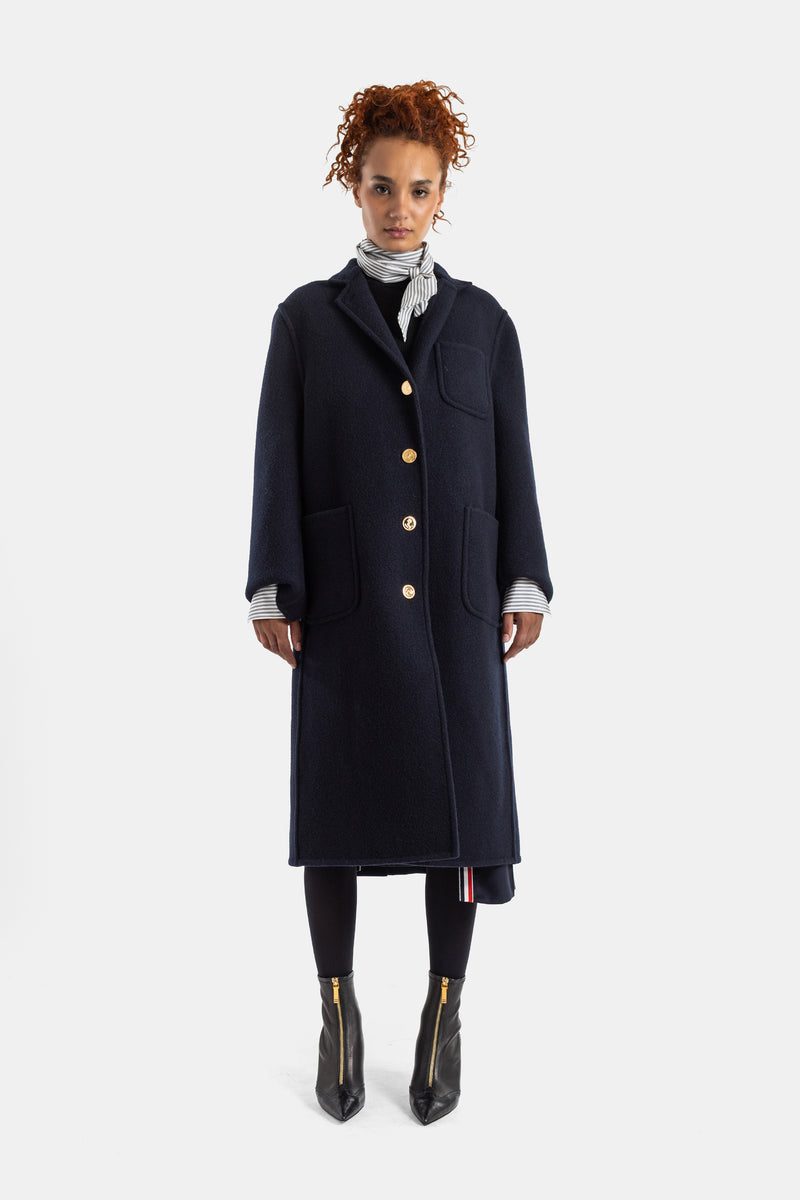 Cappotto oversize Thom Browne in lana cotta blu navy con collo a revers, bottoni dorati e taglio lungo da donna