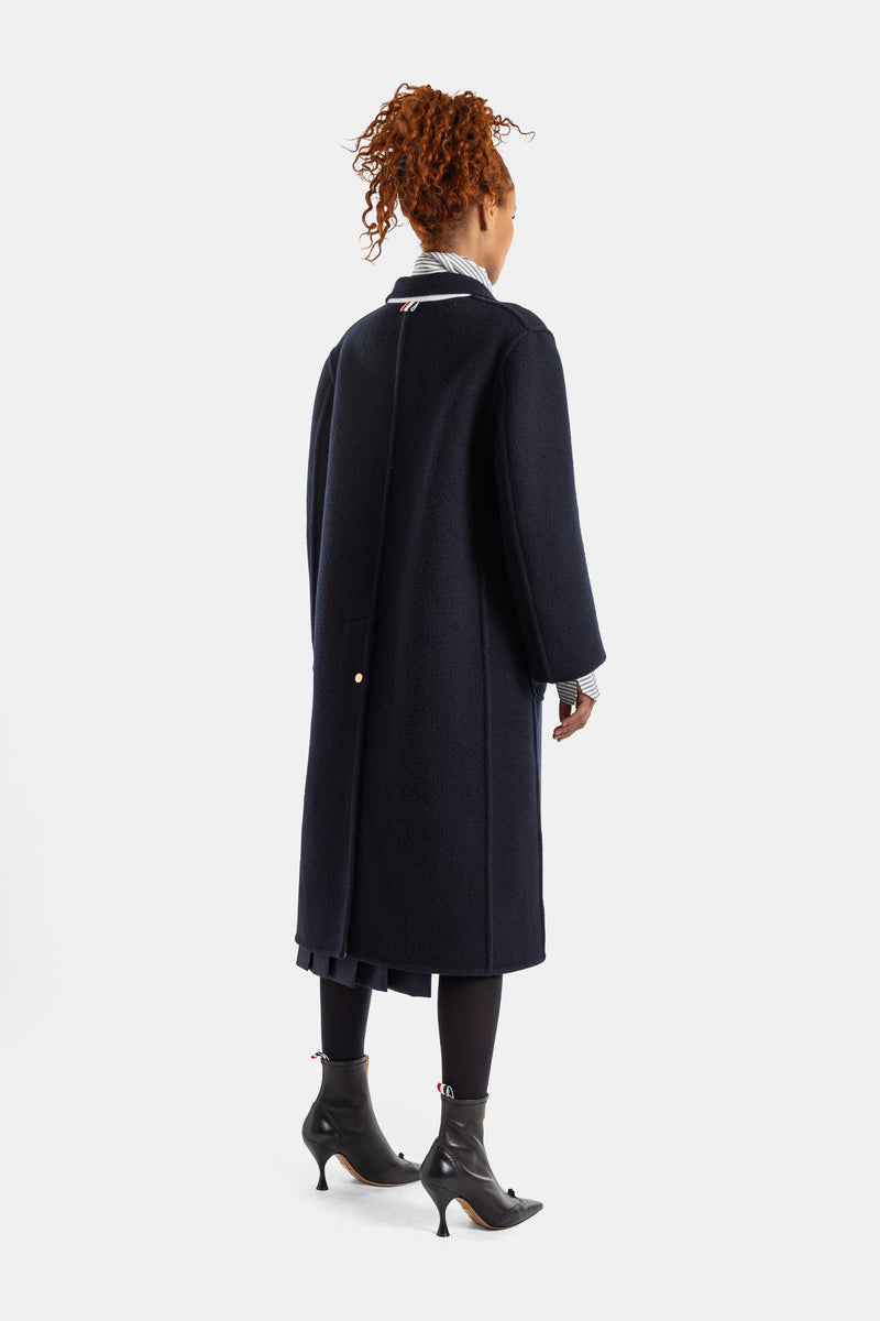 Thom Browne manteau laine bouillie marine, dos centré avec couture verticale et bande tricolore au col