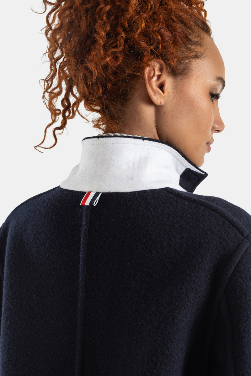 Thom Browne manteau laine bouillie marine, étiquette tricolore cousue au dos, col contrasté blanc et finition noire
