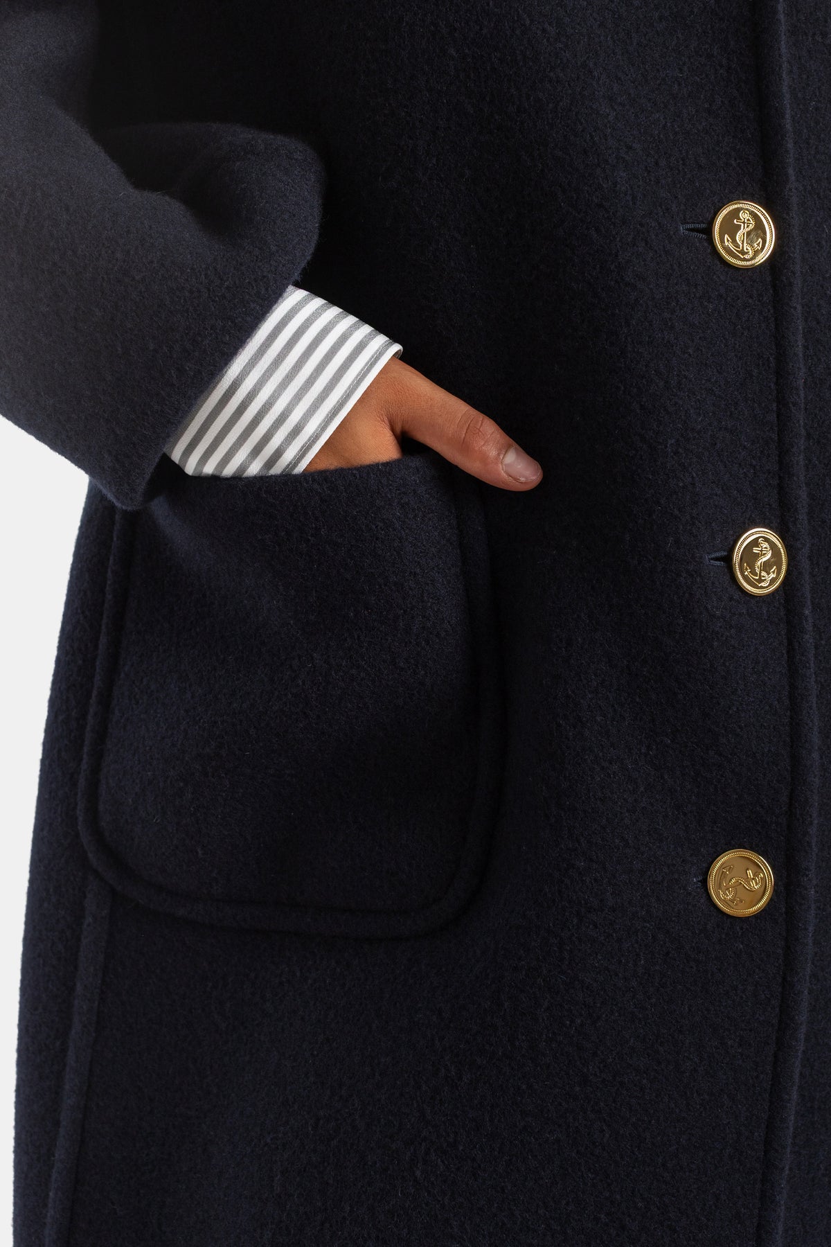 Thom Browne manteau laine bouillie marine, poche plaquée zoomée, boutons ancre dorés et revers rayé gris visible