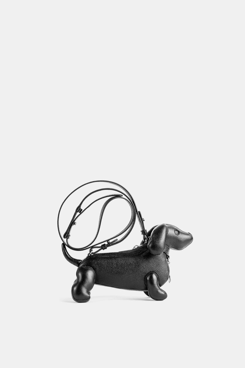 Schwarze Thom Browne Mini-Tasche Hector in Dackelform aus genarbtem Leder mit verstellbarem Riemen.