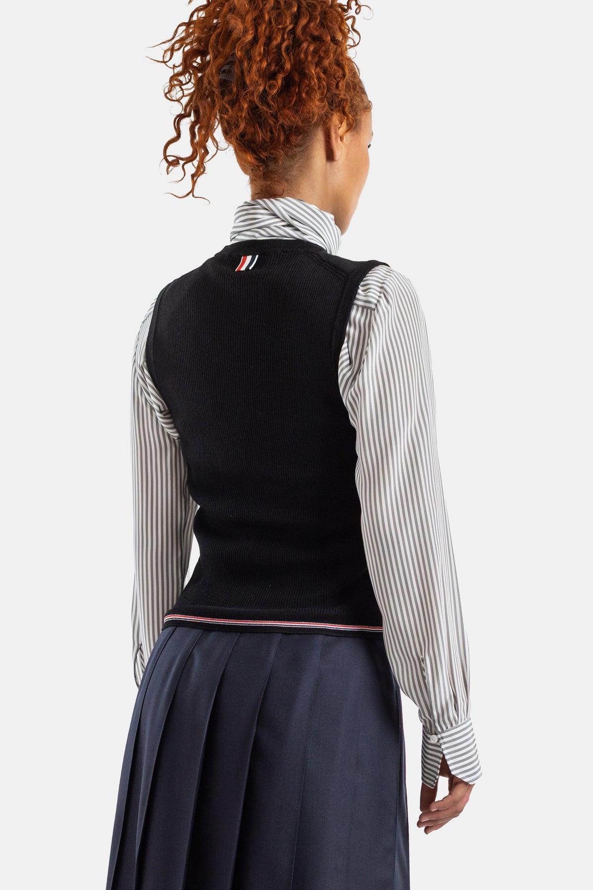Thom Browne top côtelé noir dos vue arrière badge tricolore RWB superposé chemise col roulé rayée femme