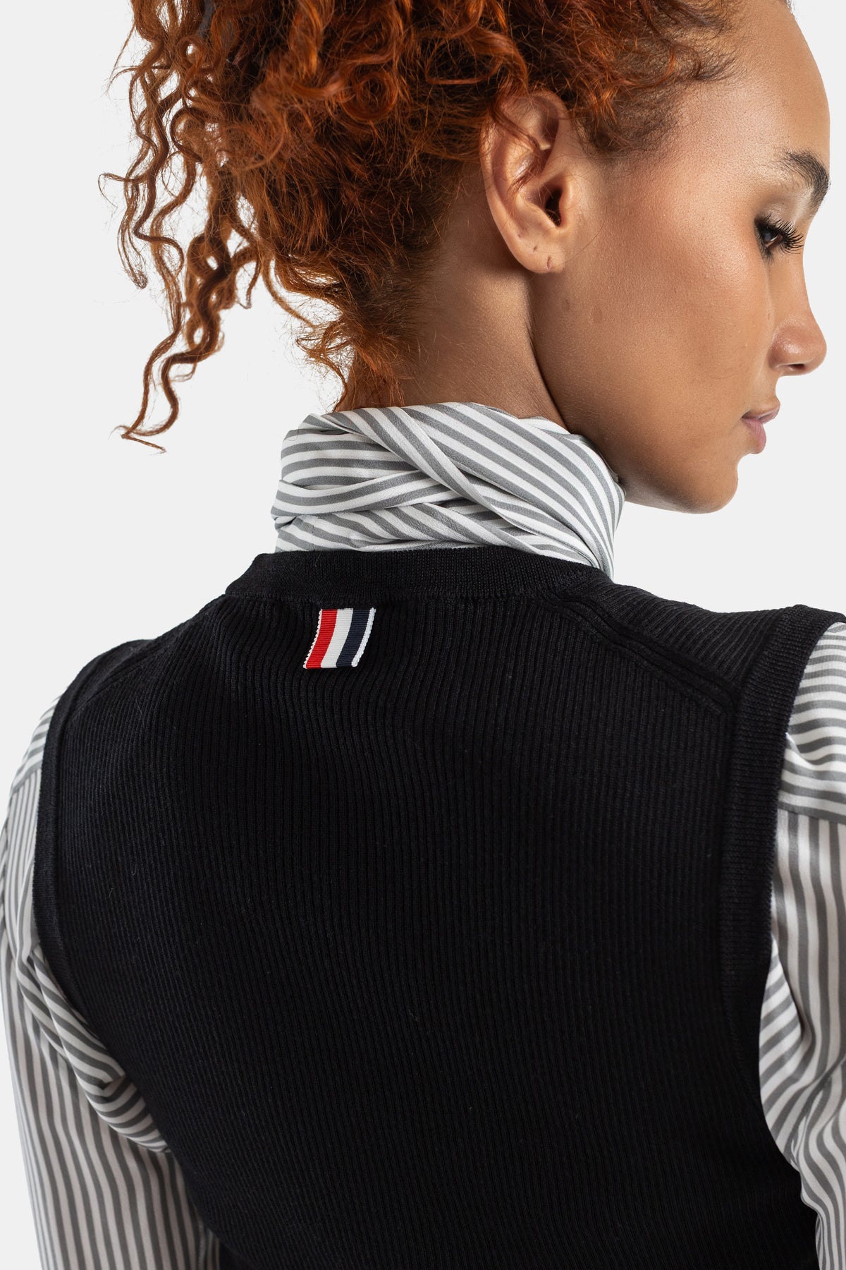 Thom Browne étiquette liseré RWB rouge blanc bleu sur épaule top côtelé noir femme vue rapprochée