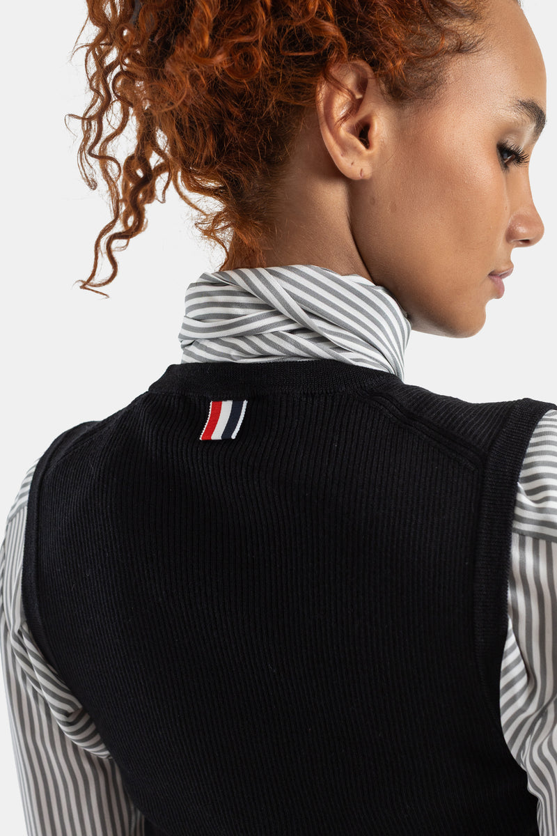 Thom Browne étiquette liseré RWB rouge blanc bleu sur épaule top côtelé noir femme vue rapprochée