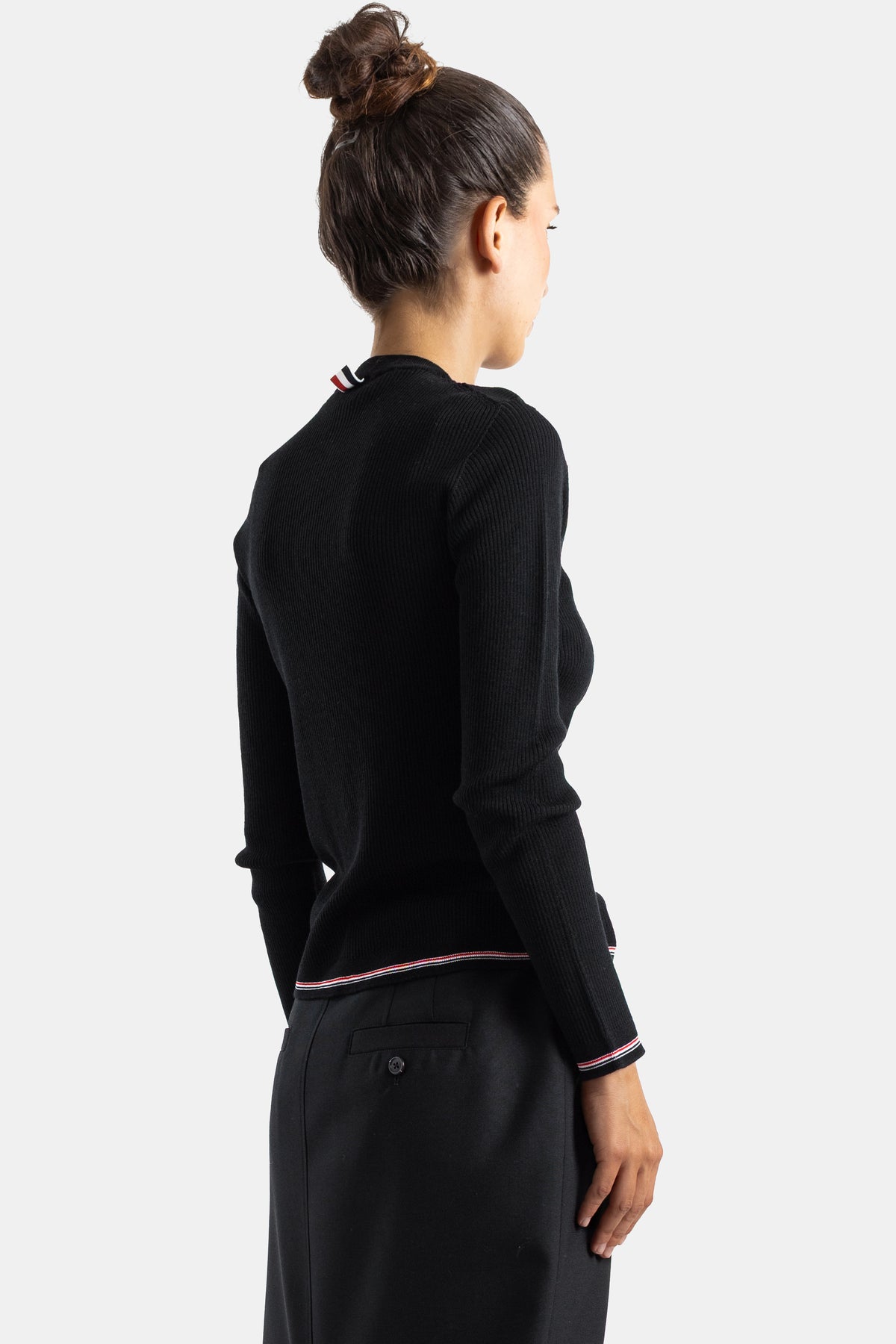 Thom Browne cardigan mérinos noir dos vue arrière liseré RWB encolure poignets coupe ajustée côtelée