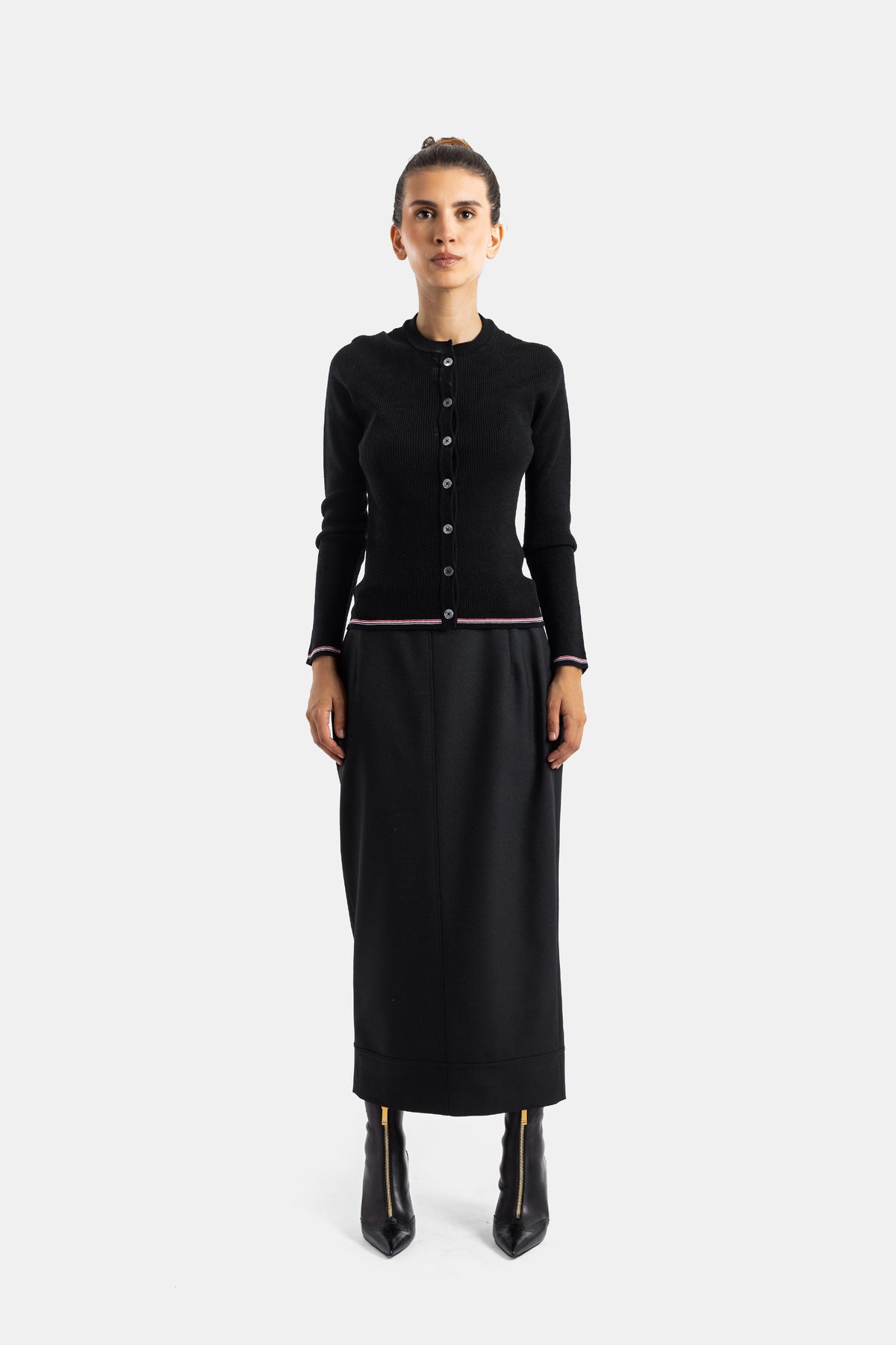 Thom Browne ensemble cardigan mérinos noir jupe longue droite look total black bottes cuir zippées