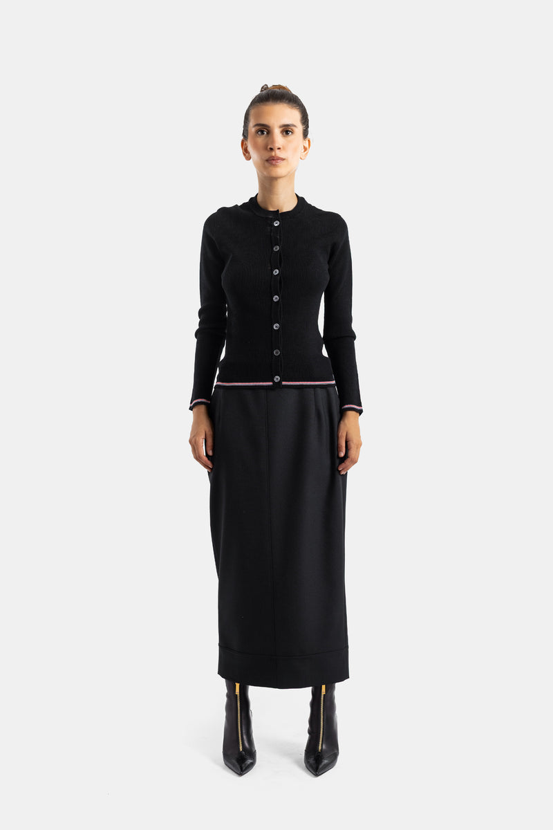 Thom Browne ensemble cardigan mérinos noir jupe longue droite look total black bottes cuir zippées