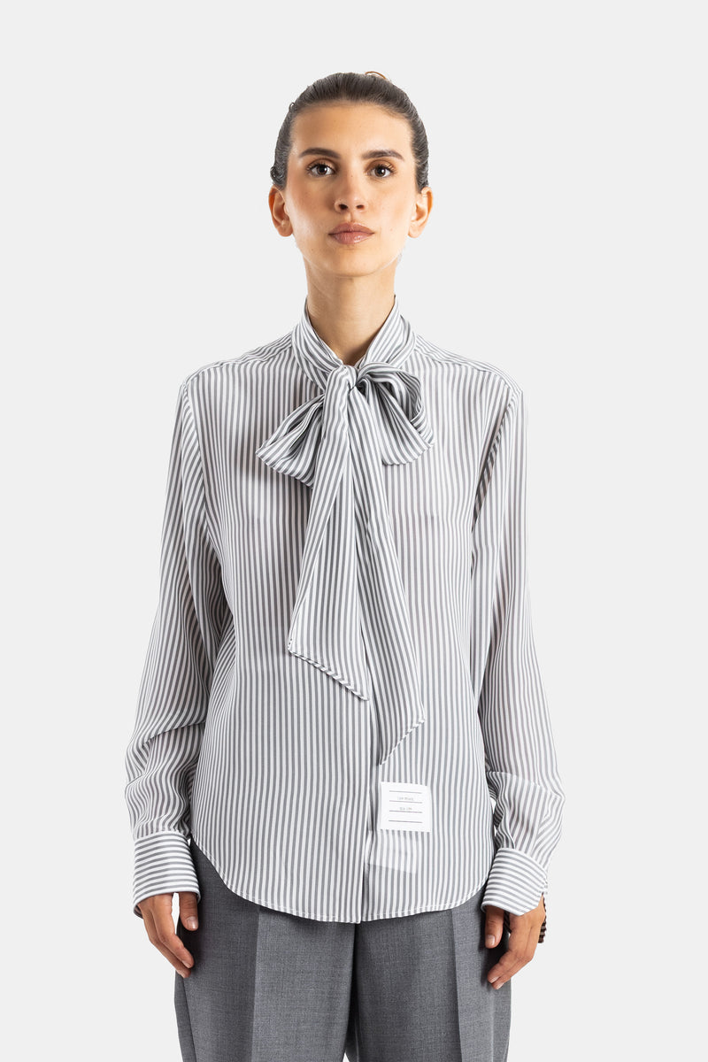 Thom Browne chemise en soie lavallière rayée gris et blanc coupe oversized col noué manches longues femme