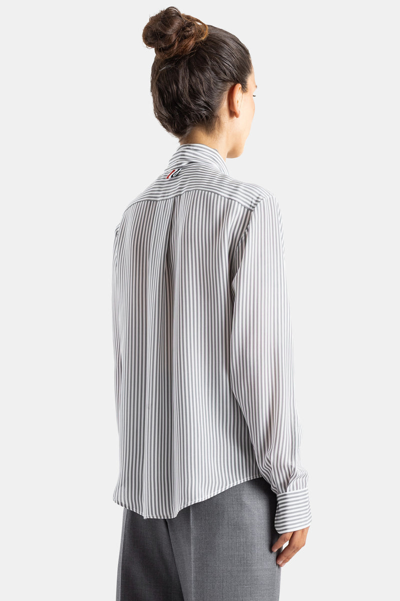 Thom Browne dos chemise soie rayée gris blanc patch tricolore col montant pince dorsale femme