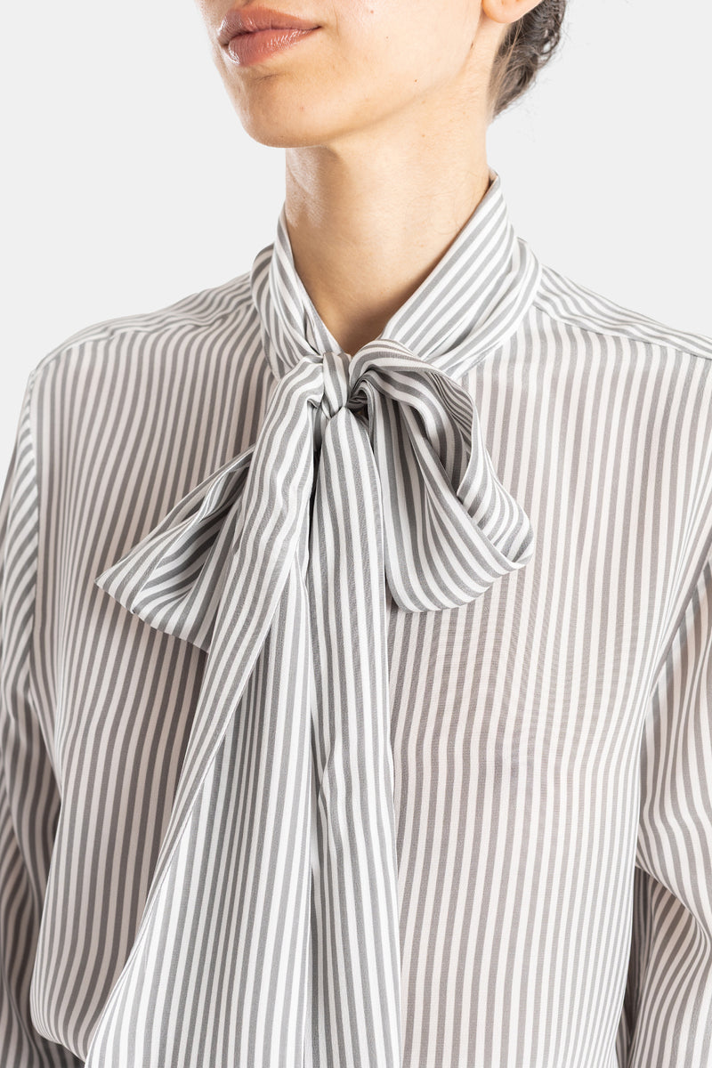 Thom Browne chemise soie rayée gris blanc détail nœud lavallière noué au col vue rapprochée femme