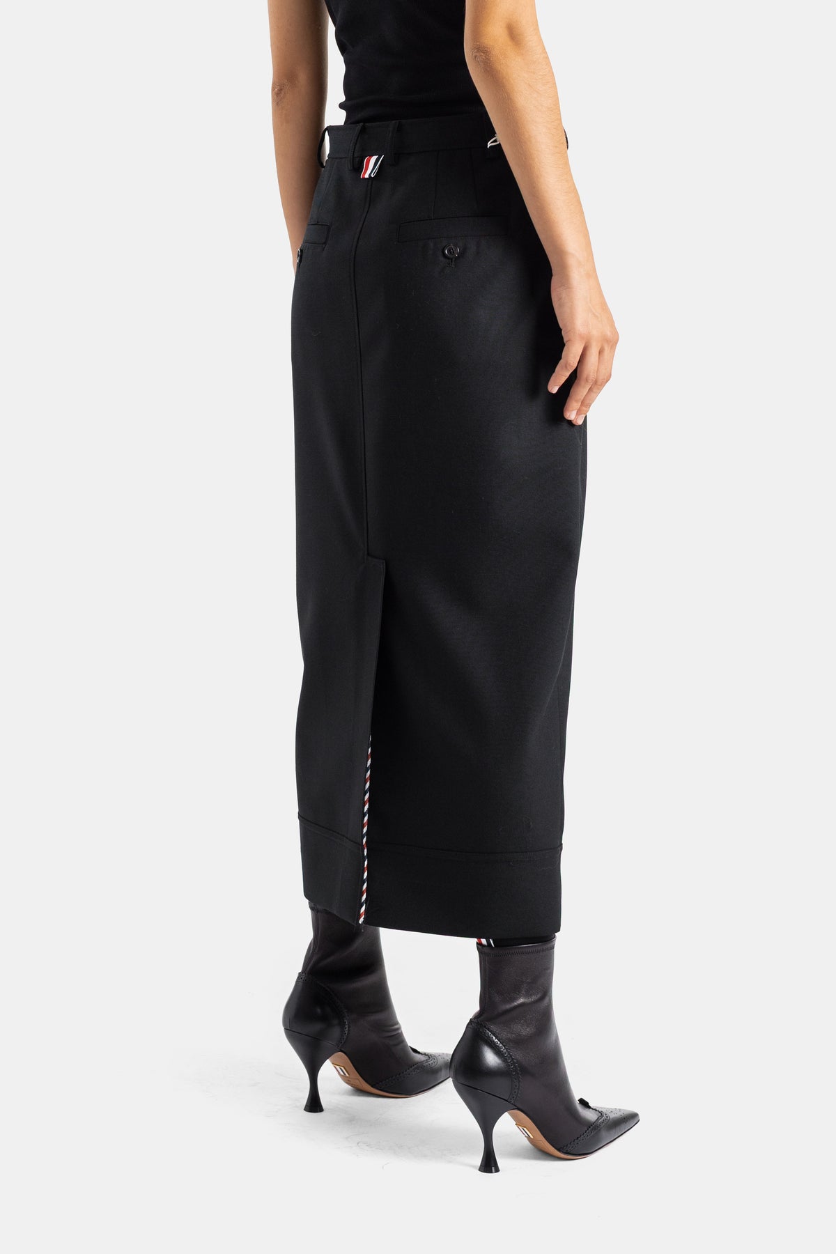 Thom Browne jupe crayon noire dos avec liseré tricolore sur l'ourlet et poche boutonnée au dos