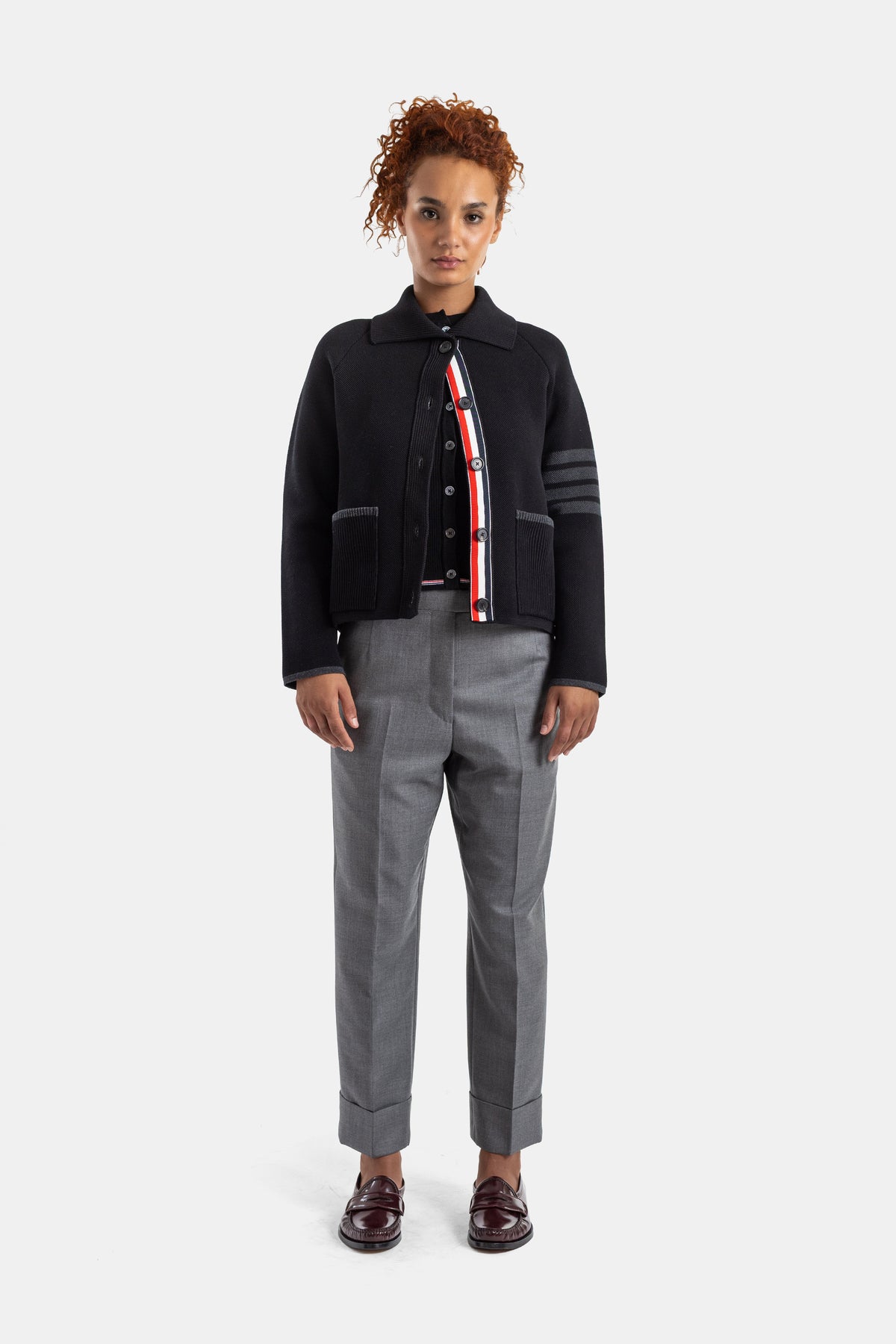 Thom Browne veste maille noire portée ouverte sur polo tricoloré gros boutons pantalon gris femme look complet