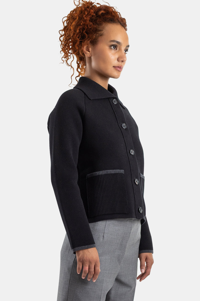 Thom Browne cardigan maille structurée noire boutons apparents poches côtelées vue profil femme