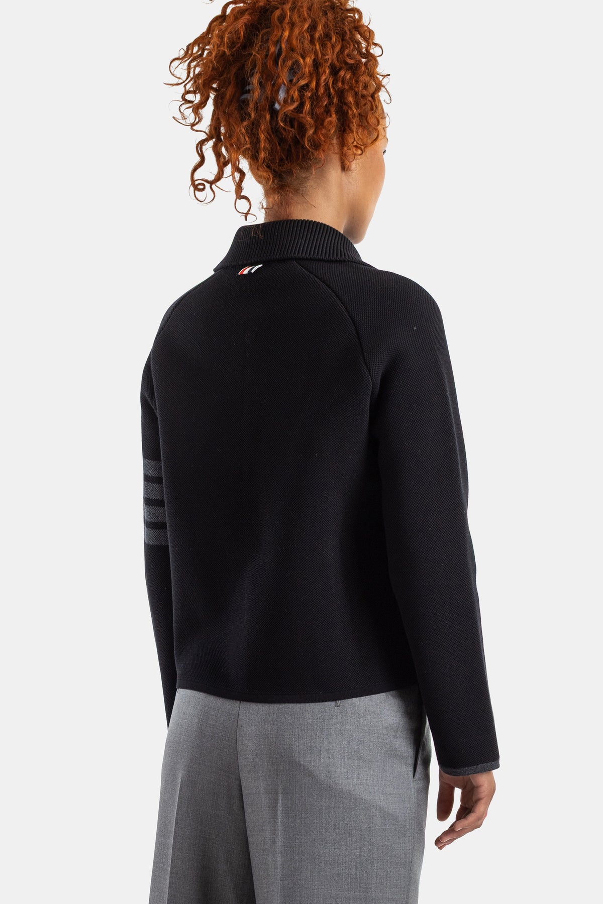 Thom Browne veste polo maille noire dos bandes ton-sur-ton étiquette tricolore nuque femme