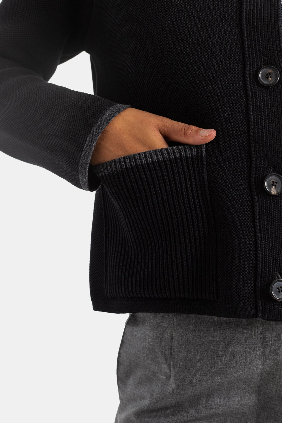 Thom Browne veste maille noire poche plaquée côtelée main glissée poignet bicolore gris femme