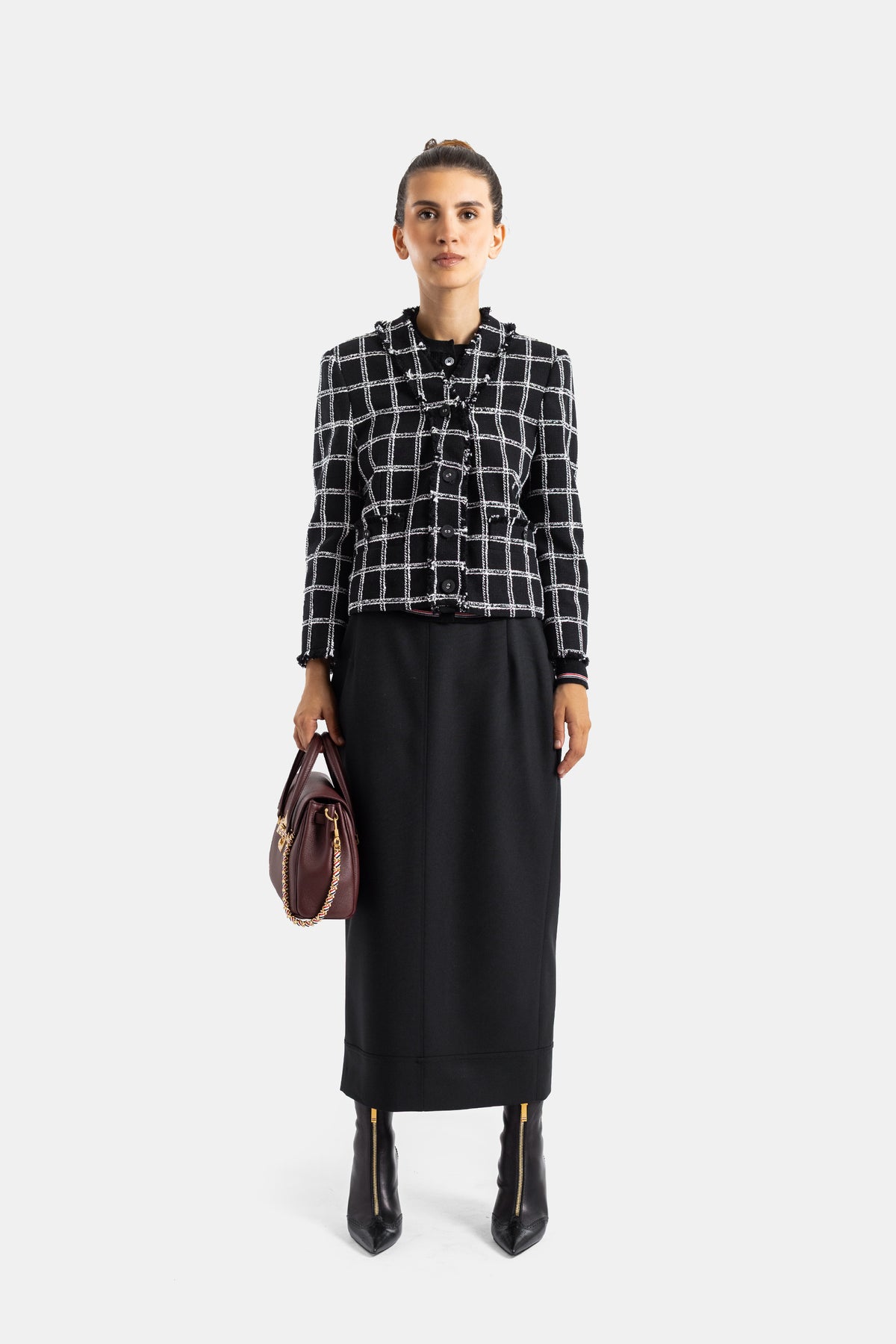 Thom Browne veste tweed carreaux portée avec jupe longue noire et bottines, look total noir femme