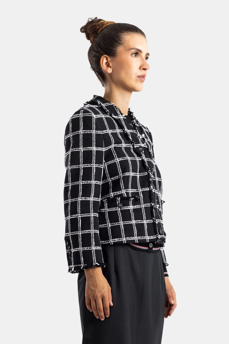 Thom Browne cardigan tweed profil femme bords effilochés boutons noirs liseret tricolore taille