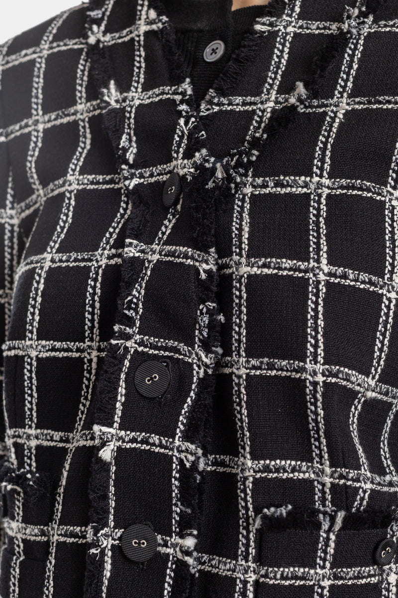 Thom Browne gros plan boutonnage veste tweed grille noir blanc fils bouclés effilochés texture