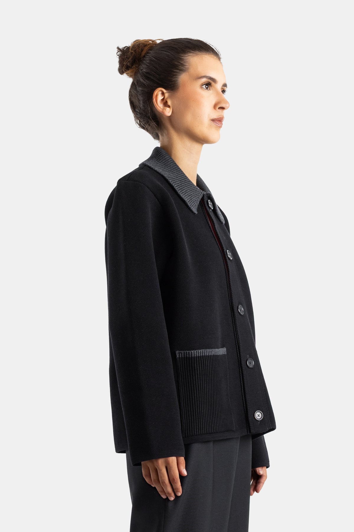 Thom Browne cardigan noir boutonné profil femme col contrasté gris côtelé et bas tricoté structuré
