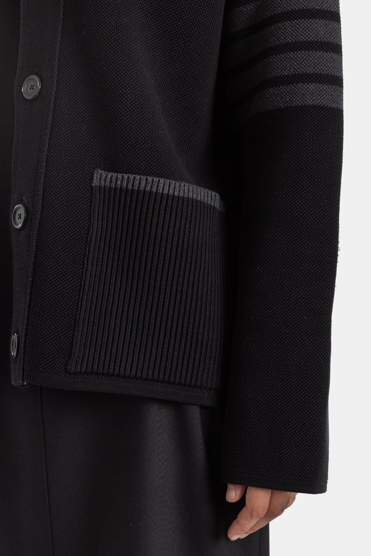 Thom Browne poche plaquée côtelée grise détail gros plan veste maille piquée noire boutons ton sur ton femme